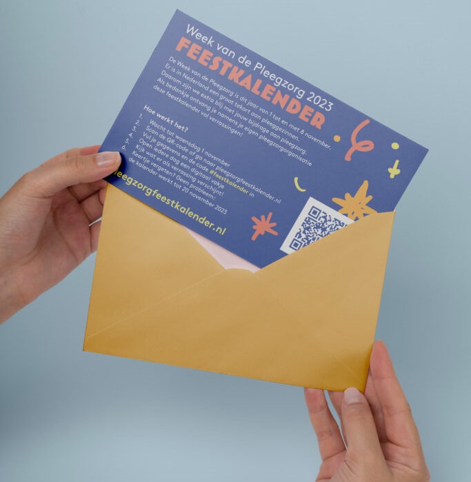 Envelop met daarin de brief met een QR code naar de feestkalender.