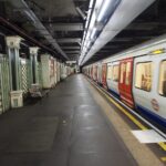 metrohalte waar een metro net wegrijdt van het perron.