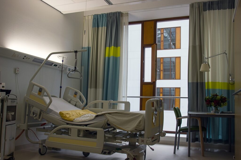 Afbeelding van en ziekenhuisbed in een ziekenhuis kamer.